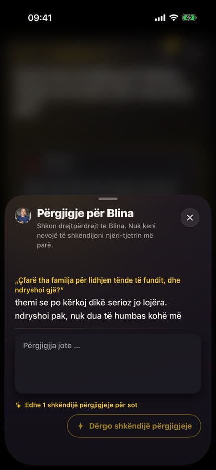 Ekrani i aplikacionit „Kështu nis këtu një bisedë“: lart shënimi se nuk mund t'i shkruash dikujt thjesht kështu, poshtë fjalitë e personit tjetër, secila në kartën e vet me një buton për t'u përgjigjur.
