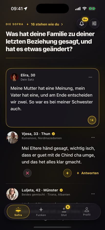 App-Bildschirm „Die Sofra“: oben die eigene Karte mit dem selbst geschriebenen Satz, darunter die Frage des Tages und drei Menschen mit Foto, Name, Alter, Wohnort und ihrem Satz. An jedem Satz stehen ein X, ein Funke und ein Knopf zum Antworten.