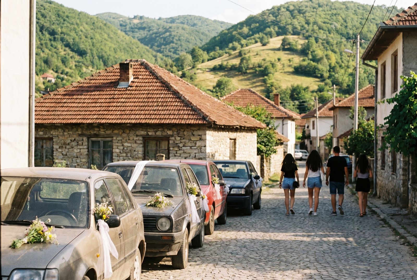 Blick über eine kosovarische Kleinstadt an einem Sommernachmittag, Hochzeitssaison